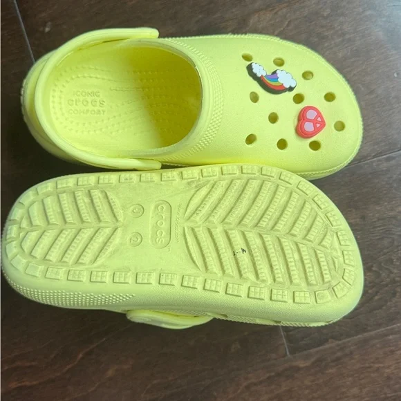 Girls yellow crocs with charms! - Picture 2 of 7